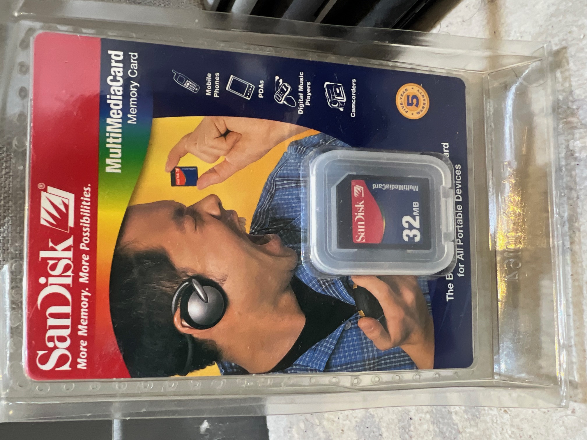 بطاقة SanDisk MultiMediaCard (MMC) بسعة 32 ميجابايت - 1997